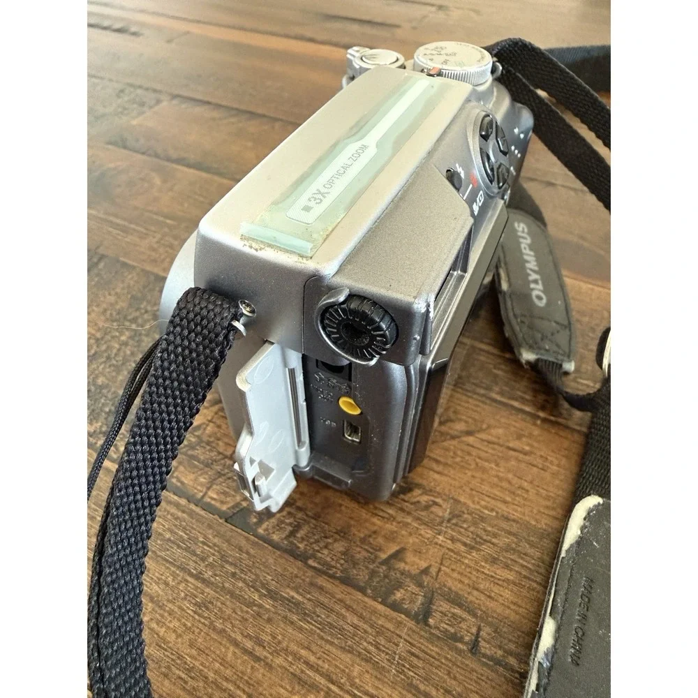 Olympus Camedia C-4000 Zoom 4MP Digital Camera with 3x Optical Zoom